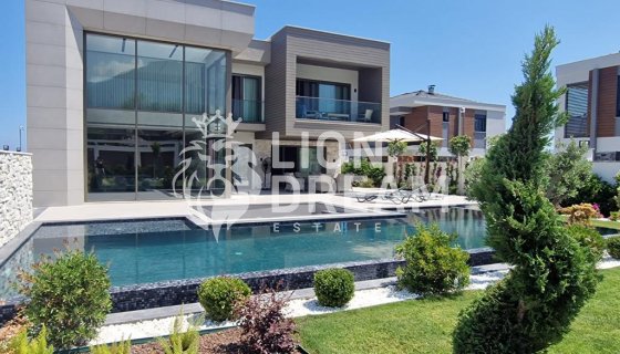 Kemer Tekirova'da Satılık Manzaralı-Eşyalı Arsa İçinde Lüks Dubleks Villa 